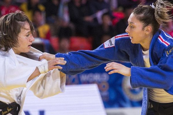 Automne Pavia, à droite, gagne le bronze en venant à bout de l'américaine Marty Malloy.