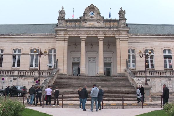 Au tribunal judiciaire d'Auxerre, deux supporters rennais ont été condamnés à de la prison aménageable suite à l'agression d'un policier