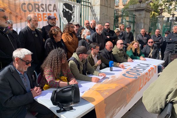 Les membres de Corsica Libera devant les grilles de la préfecture, à Ajaccio, le 29 mars 2023.