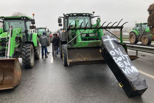 Les agriculteurs du Finistère bloquent la route nationale165 du côté de Quimper.