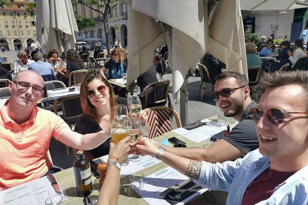 Ces amis niçois ont voulu marquer le coup pour la réouverture des terrasses.