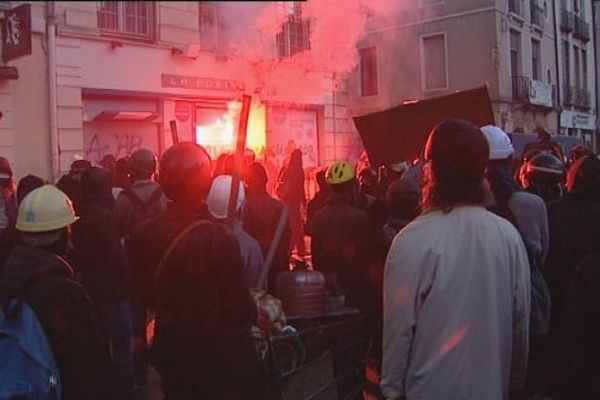 Rémi Fraisse avait trouvé la mort alors qu'il manifestait contre la construction du barrage de Sivens, dans le Tarn. A Dijon, une manifestation en hommage à Rémi Fraisse avait dégénéré. Un Bisontin qui y participait avait réagi sur notre antenne.