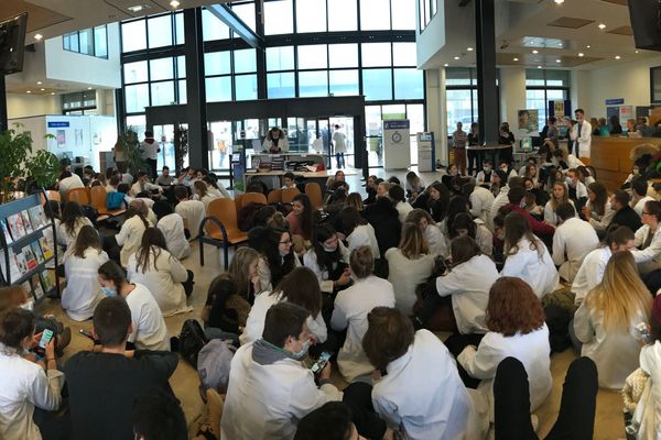 Le sit-in des étudiants en odontologie à la CPAM de Nancy.