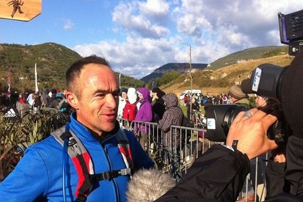 Denis Clerc journaliste très sportif pendant la course des templiers