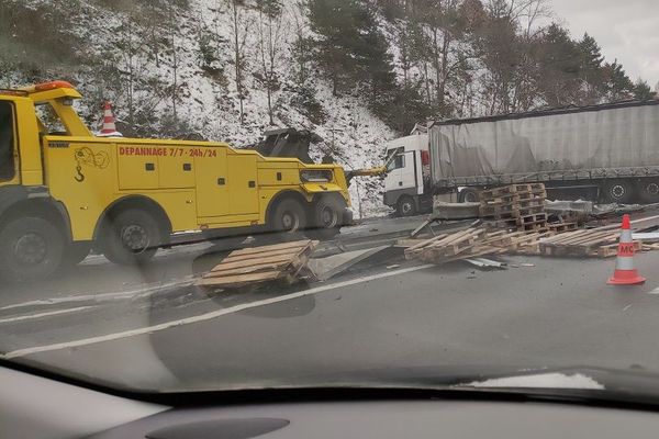 Un camion transportant des palettes est accidenté sur l'autoroute A75 au niveau de Massiac (Cantal).