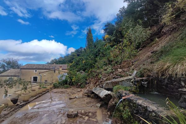 À Rochessauve en Ardèche, un éboulement de terrain a emporté la route dans la nuit du 23 au 24 octobre, isolant des maisons. La commune vient d'être reconnue en état de catastrophe naturelle.