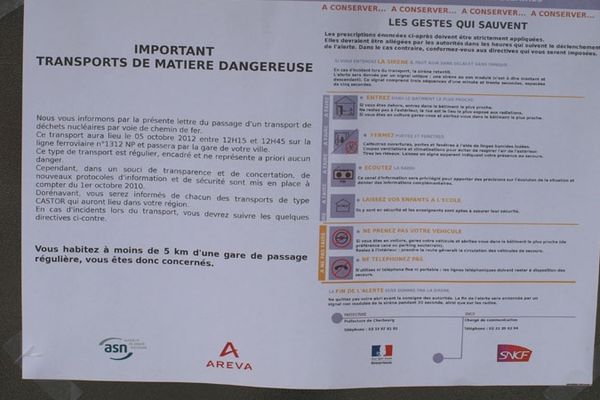 Affiche placardée à l'arrêt de bus "Montplaisir" à Limoges, jeudi 4 octobre 2012