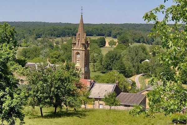 Le village de Louvergny : église de style néogothique datant de 1896. Elle a été construite aux frais de M. Noiret, un riche filateur de Rethel originaire du village, en mémoire de son fils Hippolyte décédé prématurément. Le jeune Hippolyte Noiret a son portrait sur un vitrail du chœur et la place du village, située au-dessus de l’église, porte son nom.