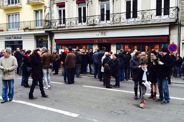 160 personnes sont venues manifester ce dimanche à Alençon devant une des propriété du promoteur immobilier Desjouis 