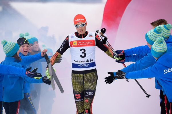 Eric Frenzel entre dans le stade de Chaux-Neuve