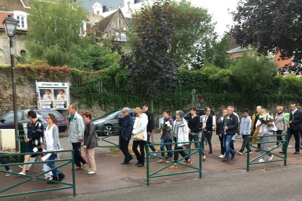 Une marche blanche a été organisée en mémoire de Sophie Lionnet à Sens, dans l’Yonne, dimanche 23 septembre 2018