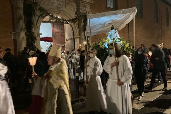 Le cortège est sorti de l'église Saint-Pierre des Chartreux, situé près de la place Saint Pierre à Toulouse, direction la basilique Notre-Dame de la Daurade.