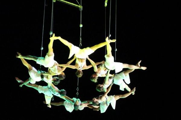 Aerial Strada, investira le ciel arlésien en ouverture du festival avec une représentation acrobatique intitulée Sylphes. 