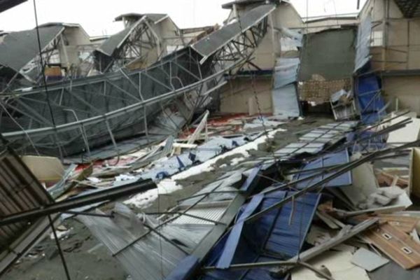 Le toit du hall du Parc des expositions de Caen a cédé sous le poids de la neige le 12 mars dernier