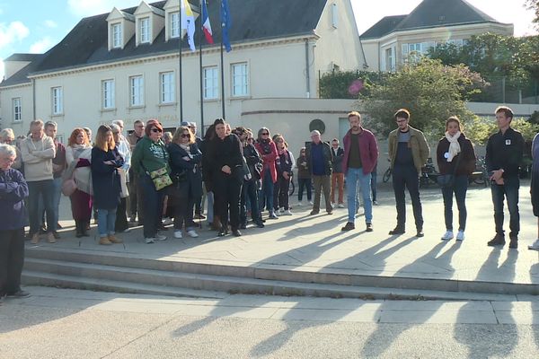 Près de 300 personnes étaient rassemblées sur la place du Châtelet de Chartres dimanche 15 octobre, en hommage à Dominique Bernard, enseignant assassiné à Arras.