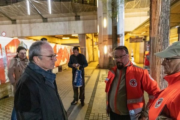 Lyon - Le préfet du Rhône et de la région Auvergne Rhône-Alpes, Pascal Mailhos échange avec des bénévoles de la Croix-Rouge Française 24/03/2020 