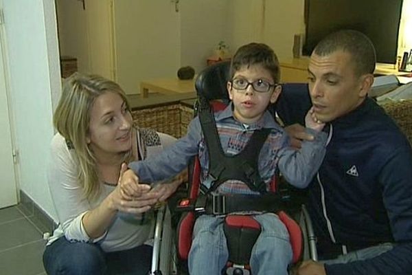 Montpellier - Yanis et ses parents doivent trouver 15.000 euros pour l'opération et la rééducation - janvier 2014.