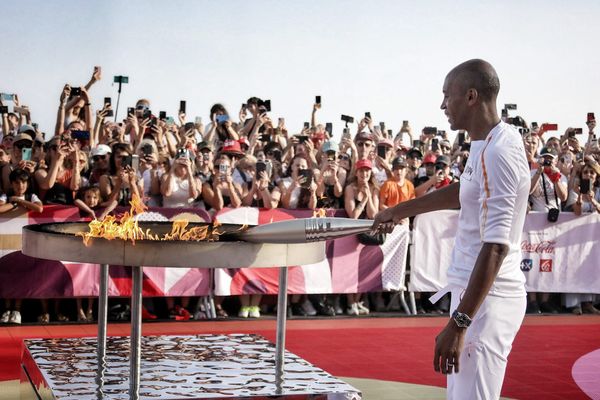 "C’est la magie du sport de réunir tout le monde", l’athlète Stéphane Diagana allume le chaudron