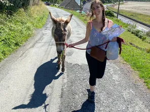 Une belle aventure et une belle complicité entre caroline et son âne.