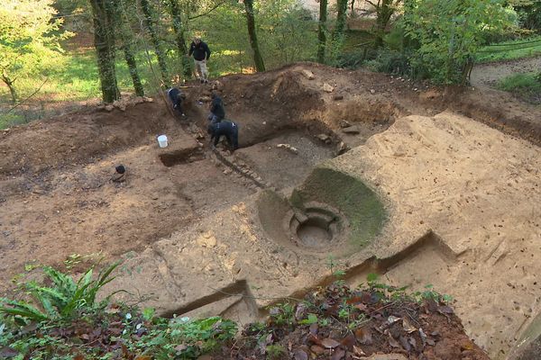 Sur le site du Conquil, près de Sarlat en Dordogne, des archéologues fouillent une cuve rupestre cylindrique et son long canal en pierres. D'après les premières hypothèses, il pourrait s'agir d'une machinerie liée à la production de vin au moyen-Age.