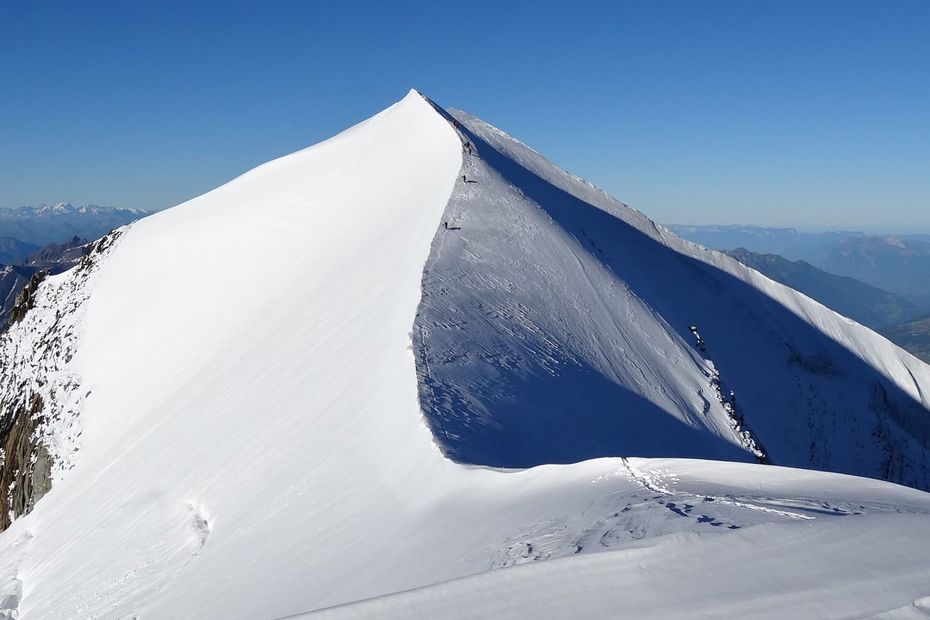 VIDEOS. Haute-Savoie: une énorme avalanche dévale jusqu'au village de Miage, à Saint-Gervais