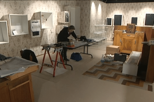 Reconstitution d'une salle à manger des années 40 au mémorial des civils dans la guerre à Falaise