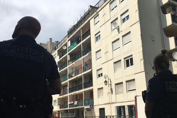 Une patrouille de police dans le quartier des Liserons à Nice, en juin 2020.