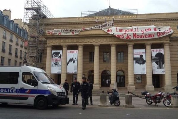 Les intermittents occupent le théâtre de l'Odéon à Paris.
