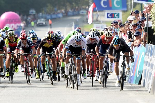 Après l'EuroEyes Cyclassic et deux étapes du Tour de Poitou-Charentes, le sprinteur italien de la Sky (tout à droite) s'offre sa quatrième victoire en sept jours.