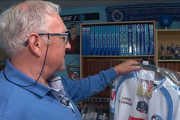 Gérard collectionne objets ou photos à l'effigie du Racing depuis 58 ans.