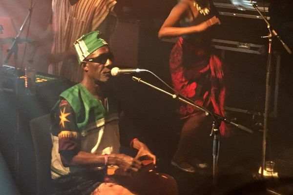 Le chanteur de Kondi Band, Sorie Kondi, maître du sanza, un piano à pouces utilisé par les griots