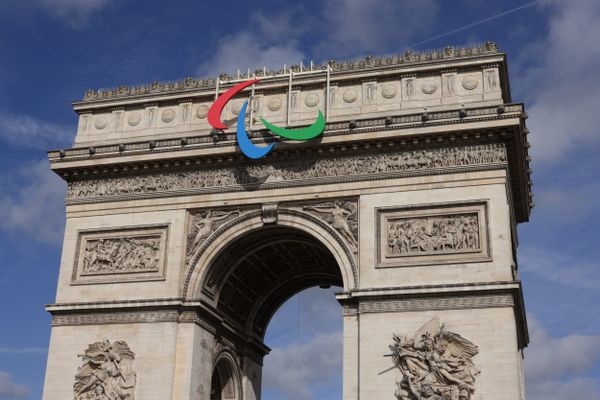 Les "Agitos", symbole des Jeux paralympiques, installés sur l'Arc de Triomphe.