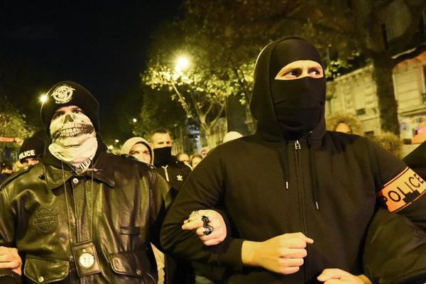 Des policiers encagoulés lors d'une manifestation non autorisée, jeudi 20 octobre, à Paris. 