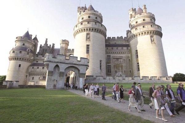 Viollet-le-Duc a notamment restauré les cathédrales d'Amiens (Somme), l'hôtel de ville de Compiègne (Oise) et le château de Coucy (Aisne)