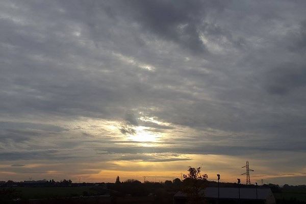 Vos photos illustrent la météo : lever du soleil le 3 novembre à Sains en Gohelle