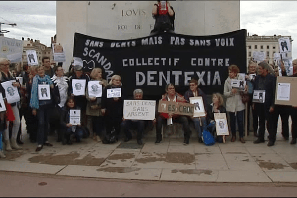 Lyon Bellecour : manifestation des victimes de Dentexia... Des victimes qui se disent "sans dents mais pas sans voix". 9/5/16