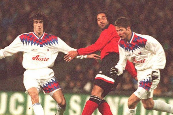 Jean-Luc Sassus à gauche sur la photo, sous le maillot de Lyon.