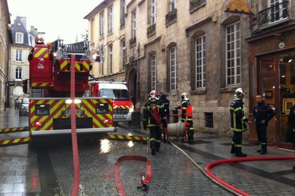 35 sapeurs-pompiers ont participé à un exercice ce lundi matin entre la rue Ecuyère et la place Saint-Sauveur