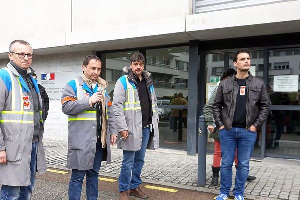 Prise de parole des ex GM&S devant la DIRECCTE ( direction régionale des entreprises, de la concurrence, de la consommation, du travail et de l'emploi) à Limoges ce 12 avril en début d'aprsè-midi. 