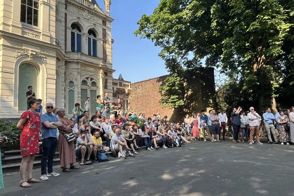 Une centaine de personnes se sont rassemblées hier en fin de journée après l'incendie qui a détruit les locaux d'El Cagette.