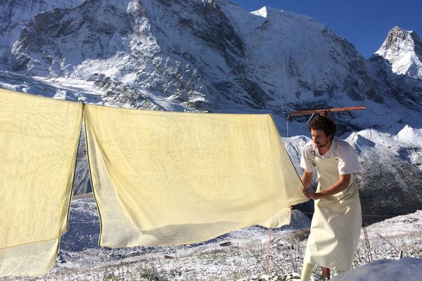 Le fromager étend les toiles