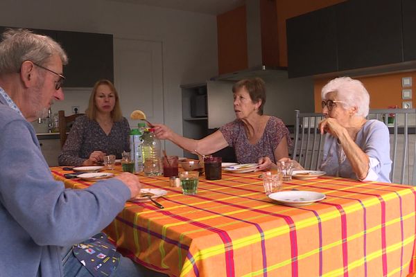 A Cournon-d'Auvergne, près de Clermont-Ferrand, des seniors ont choisi la colocation.