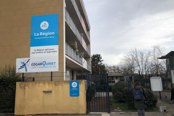 Les faits se sont produits à 10h, dans une salle de classe du lycée Edgar Quinet de Bourg-en-Bresse (Ain).