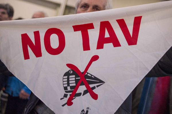 Photo d'illustration.Un opposant italien au Lyon-Turin manifeste en janvier 2015 lors d'un procès à Turin  