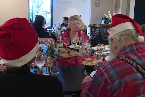 Chaque année, les Petits frères des pauvres organisent un repas de Noël pour les personnes isolées.