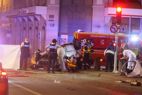 Sur les lieux de l'accident, dans la nuit de jeudi à vendredi, à Mulhouse.