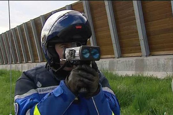 Un gendarme procède à des contrôles de vitesse à Fay-la-Triouleyre en Haute-Loire. 