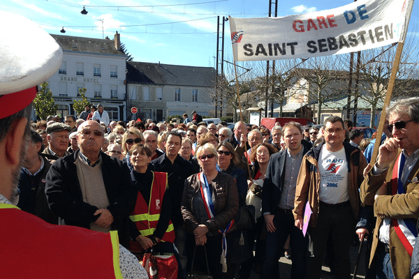 Manifestants devant la gare de La Souterraine en Creuse