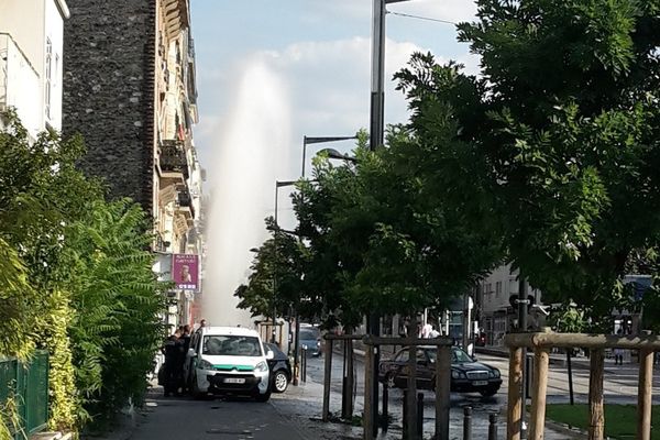 Une fuite de canalisation, boulevard Marcel-Sembat, à Saint-Denis, en Seine-Saint-Denis.