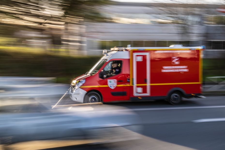 One of the victims dies in hospital after a head-on collision between two vehicles